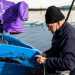 ...uno dei quali ospita un altro anziano lavoratore del mare intento a tagliare una rete